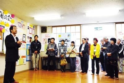 藤沢宿舎集会所で行われた「復興・感謝の会」。メッセージを述べる畠山博自治区長