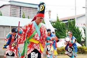 徳田地区の皆さんが伝統芸能の「田植え踊り」を披露