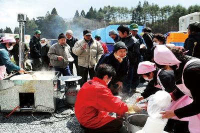 気仙沼市本吉町で炊き出しを行う藤沢町女性組織連絡会議の皆さん