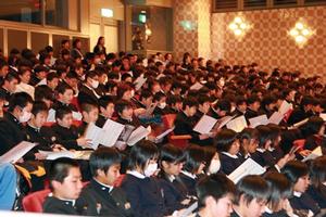 フィナーレは、一関地方、陸前高田市、遠野市から招待された1,000人の中学2年生や一般客と「翼をください」を合唱