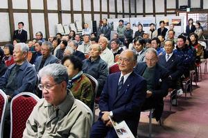 サミット本会議には市内外から多くの人が訪れた