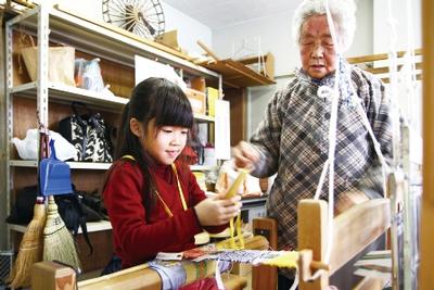 小学生がかまばた織りを体験