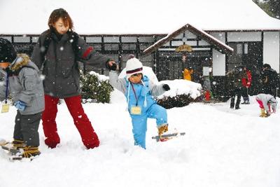 雪原でかんじき体験とかまくら作り