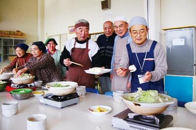 地の食材使った熱々の鍋を楽しむ