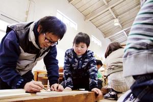 作業開始。木材に印を付けていく