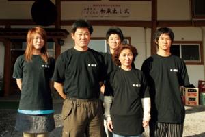 三股町のどぶろく製造農家第1号の木下行春さん家族。
