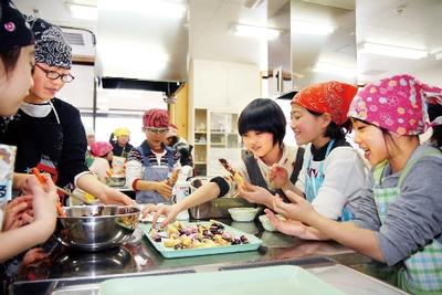 東山地域交流センターで「チョコレートのおかしづくり」