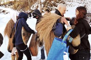 同日は吹雪の中での撮影。衣装をガムテープで固定するなどスタッフも大忙し