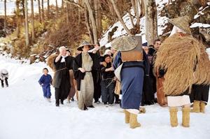 雪深い長徳寺参道で撮影されたシーン。一遍上人との再会を喜ぶ村人たち