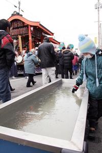 身を切る寒さに水槽の水も凍った