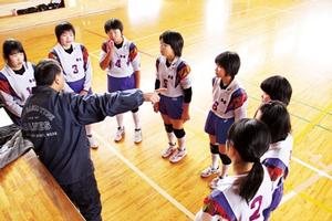 コーチからフォーメーションなどの指示を受ける選手たち