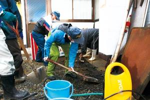 地域の協力を得て行った自治集会所での放射性物質の低減対策作業