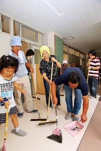 小泉地区の人たちが丁寧に清掃を行い、感謝の気持ちを表した