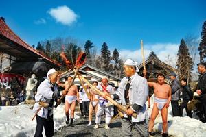 柴燈木登り（ひたきのぼり）で祭りが始まる