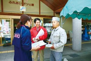 地域の皆さんにインタビューする河合さん