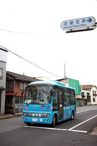 商店街を走る低床バス。鮮やかなボディーカラーが印象的だ