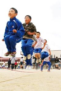 藤沢小学校は全校児童が縄跳びに挑戦