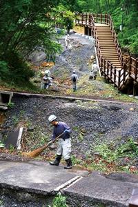 6月14日に行われた「岩手・宮城内陸地震4周年記念防災行事」で清掃活動する参加者