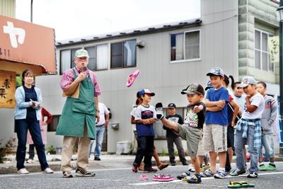 東山・長坂商店街で「あ～した天気にな～ぁれ♪」