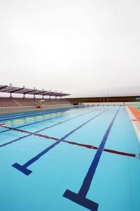 日本水泳連盟公認50メートル×8コースの競泳プール