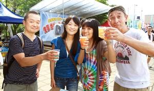 おいしい地ビールを手に乾杯する来場者