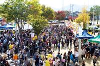 市総合体育館前の特設会場は県内外から訪れた大勢の餅ファンでにぎわった