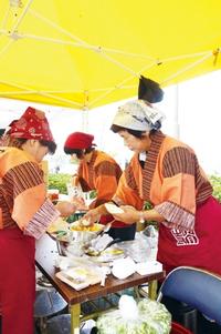 予想を超える来場者に大忙しの骨寺村荘園交流館「若神子亭」スタッフ