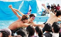 水面の演技から一変。陸ダンスで部員と観客の距離がぐっと近づく