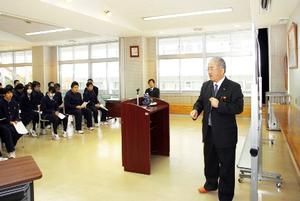 勝部市長が花泉高校で「特別授業」