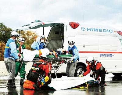 重症者を救急隊から防災航空隊へ引き継ぐ