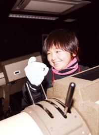 照明を操作するJキッズ