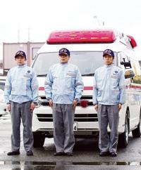 高規格救急自動車と一関西消防署救急隊員