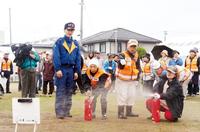 初期消火訓練をする関が丘5民区自主防災会の会員たち