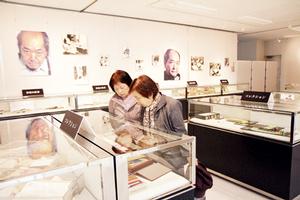 興味深そうに展示品をのぞき込む見学者