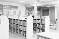 開放的で整然とした明るい図書館
