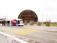 globe（グローブ　丸い建造物：科学展示場）とジュネーブ市内を走るトラム（路面電車）