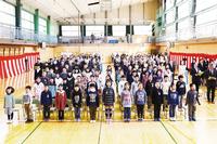 約300人が出席した閉校式。全員で校歌を斉唱した