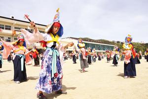 運動会で伝統芸能「布佐神楽」を舞う