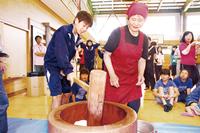 本寺産のもち米を使って餅をつく本寺中の生徒