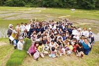 貴重な田園風景を背景に全員で記念撮影