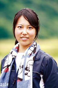 初めて田植えを経験した秋山真奈美さん