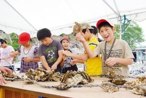 気仙沼市唐桑町の水山養殖場でカキの養殖を体験。