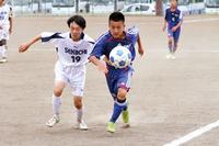 気迫のプレーに盛んな声援が送られたサッカー