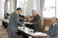 辞令書を受ける委員（写真は室根地域協議会）