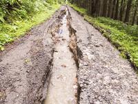 激しく洗掘された市道（千厩町磐清水地内）