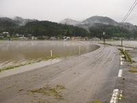 内水が増水し県道東山薄衣線（東山町松川地内）