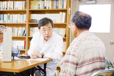 松川地区住民の相談に応じている中村教授