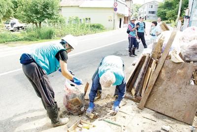 ごみ拾いなどの作業をするボランティアスタッフ