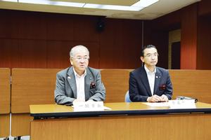 7月23日、市役所本庁で定住自立圏構想の策定を発表した勝部市長と菅原正義平泉町長