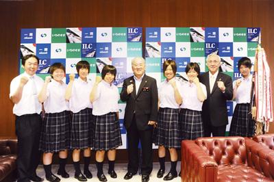 左から齋藤照美部長、熊谷麻衣さん、氏家聖佳さん、熊谷朱音さん、勝部市長、皆川美穂主将、瀧澤香花さん、小田島順造校長、六角風花さん